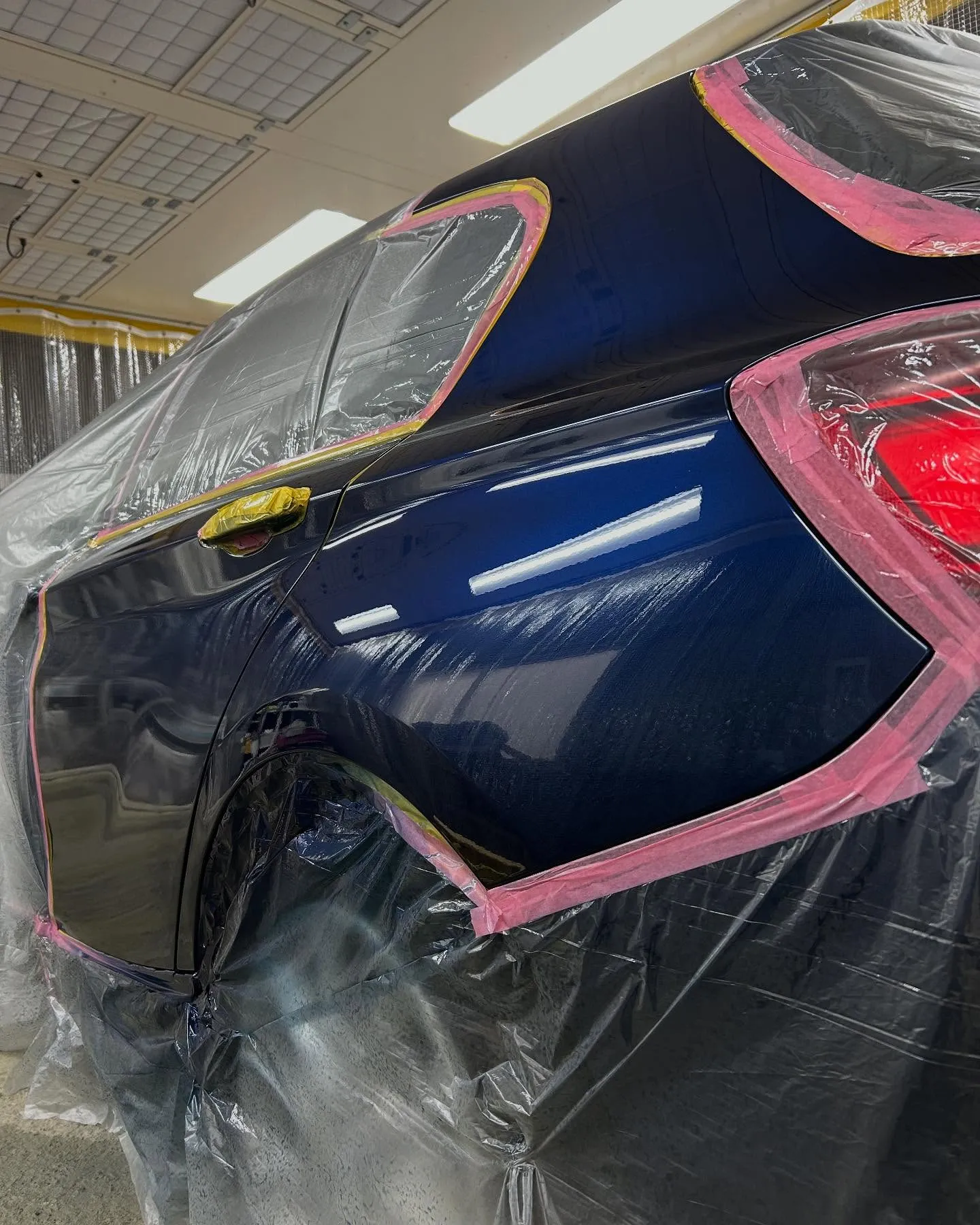 毎度お世話になります😊 本日も強風の中、鈑金修理作業が順調に...