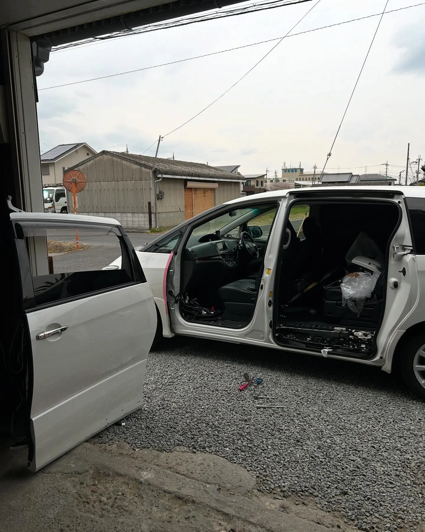 毎度お世話になります😊 本日も強風の中、鈑金修理作業が順調に...