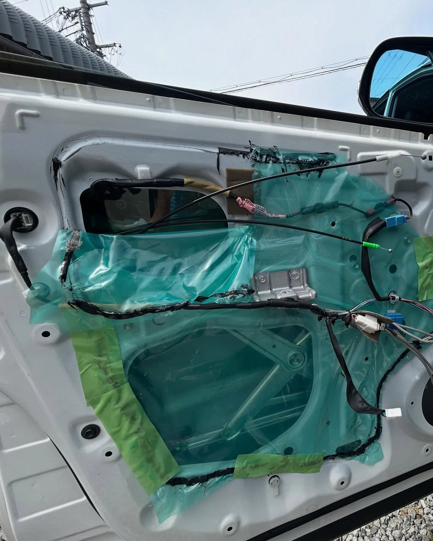 毎度お世話になります😊 本日も強風の中、鈑金修理作業が順調に...