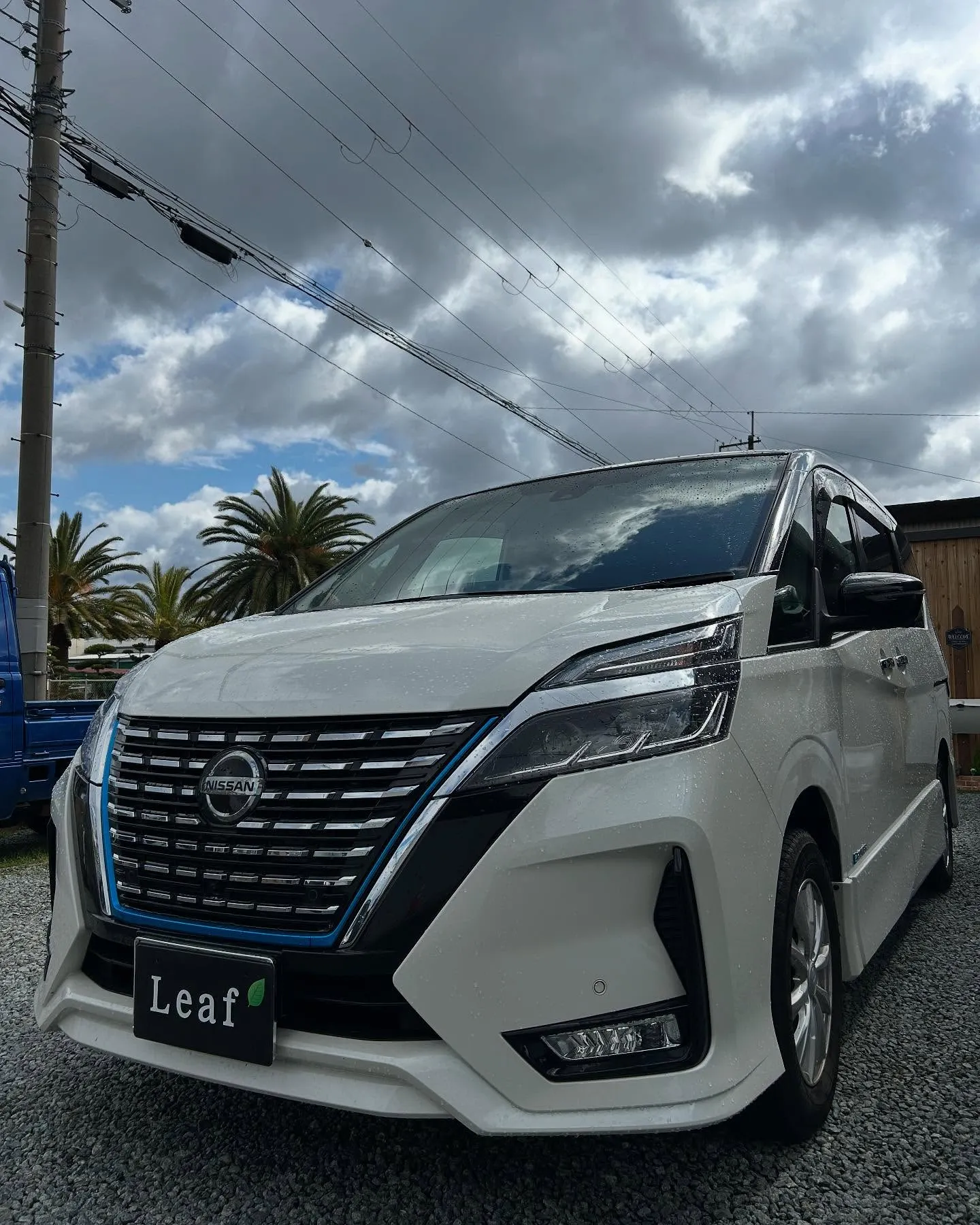 毎度お世話になります😊 本日も強風の中、鈑金修理作業が順調に...