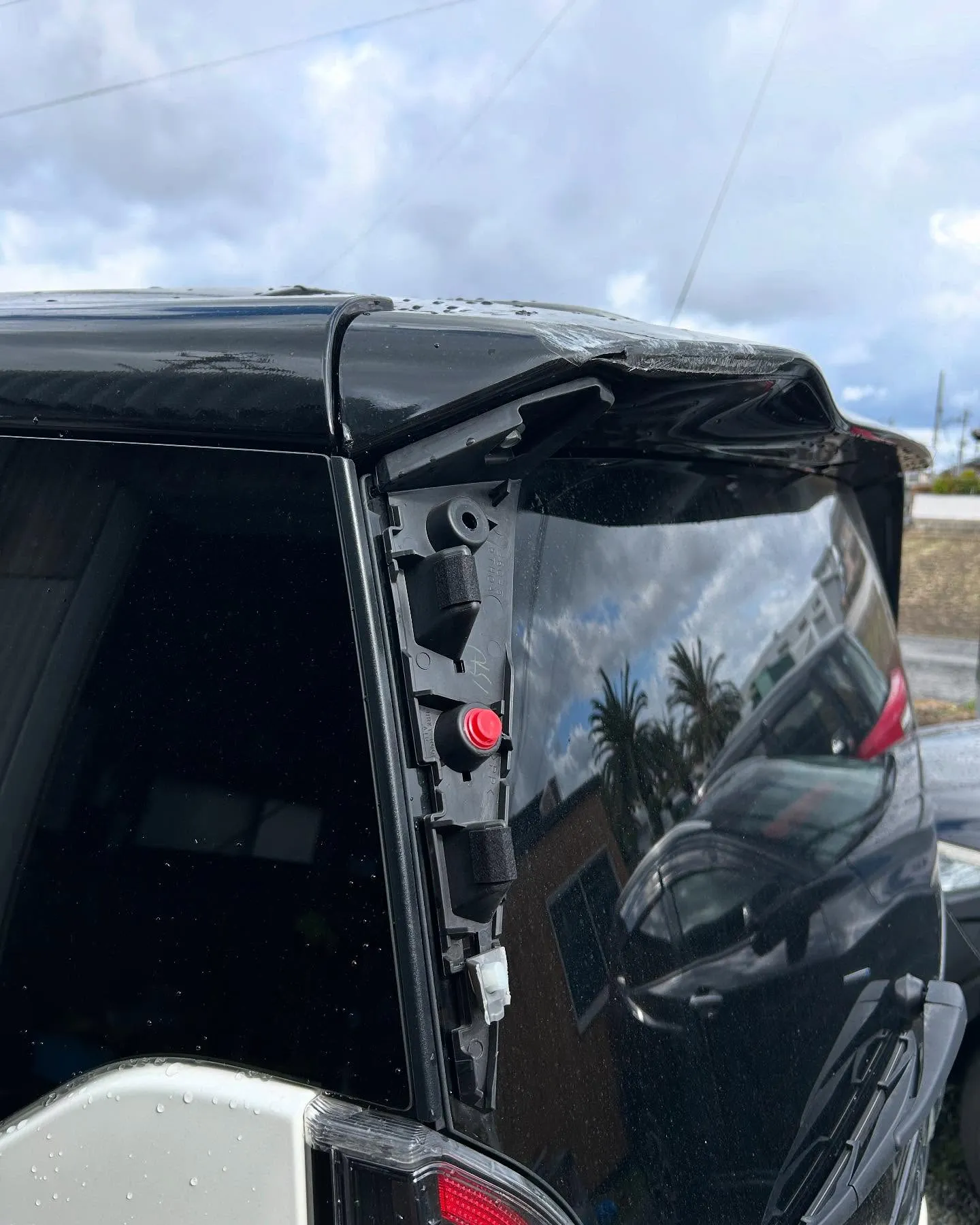 毎度お世話になります😊 本日も強風の中、鈑金修理作業が順調に...