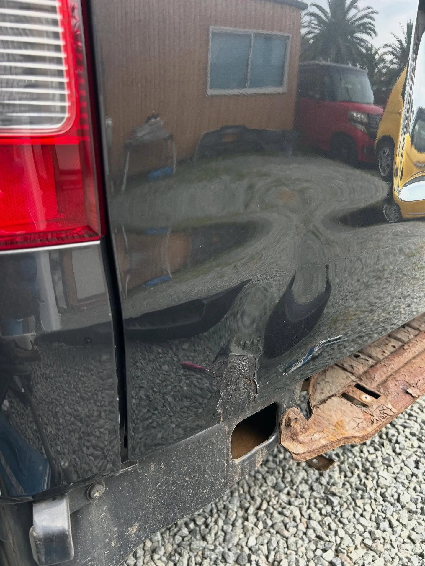 トヨタ　ハイエース　鈑金修理でお預かりです🚙
